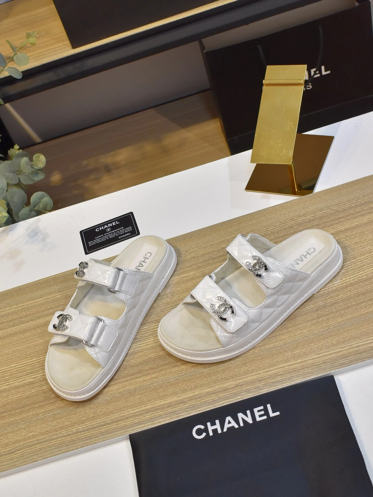 👟👟Ex-factory price 420👟👟 𝑐ℎ𝒶𝓃𝓮𝓁 2025 early spring double pearl latest season new Velcro slippers ————————————❤ European purchasing agent & fragrance grandma’s new fashion latest layout 🔛 Small fragrance sandals that exude lasting charm ~ The original development supports any comparison in the market 🆚The so-called smooth and natural lines To restore the original look, many celebrities have recommended it as one of the must-have items for spring. It is super comfortable on the feet! [Top version] ⚫ Size: 35-41 (41-42 customized, non-returnable)
